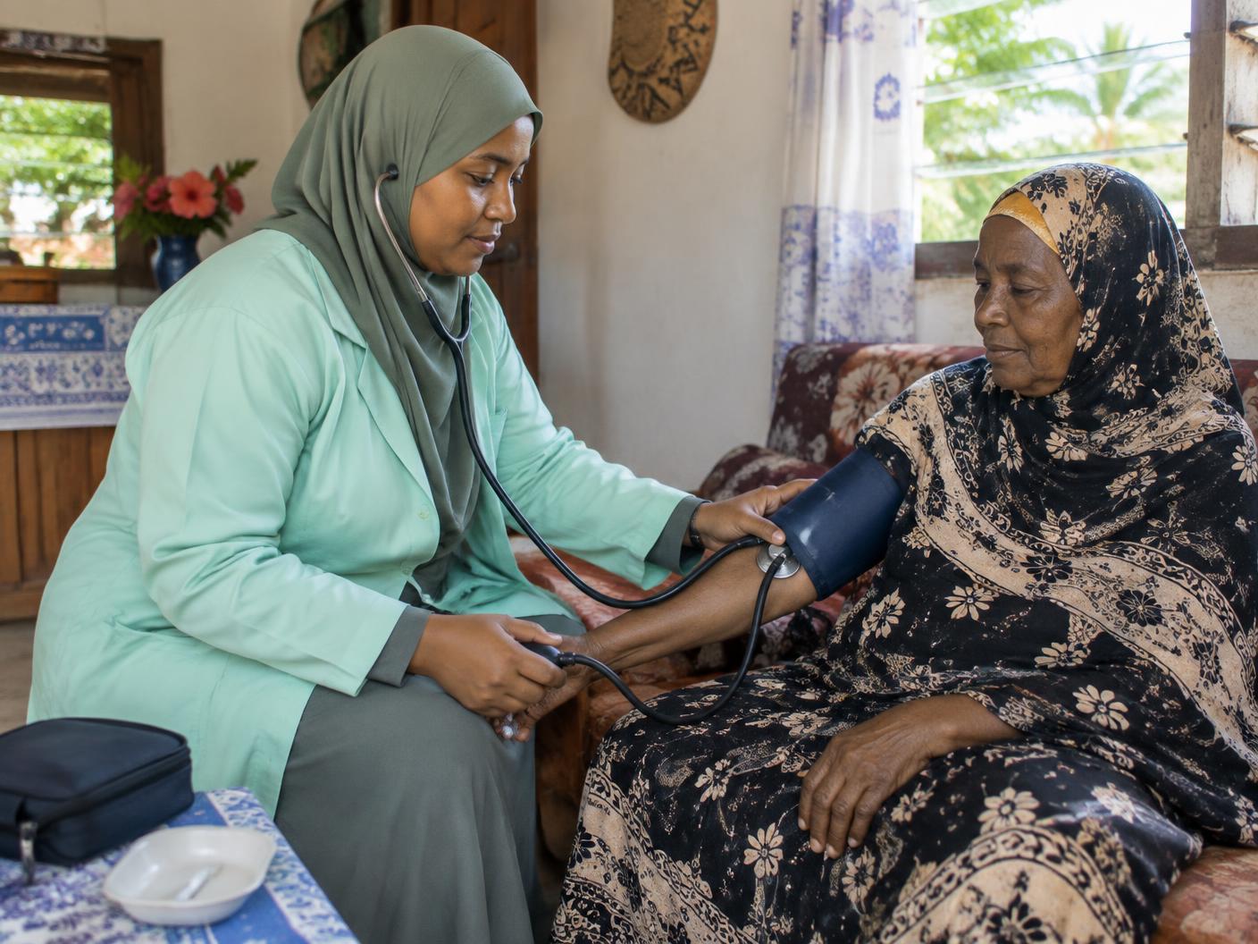 Soignante comorienne au chevet d’un patient à domicile